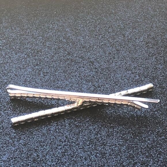 •Crossed Bling• Crystal Hair Clip 💎 - Picture 3 of 5